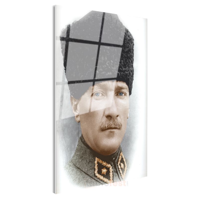 Kalpaklı Komutan - Renkli Askeri Portre Cam Tablo