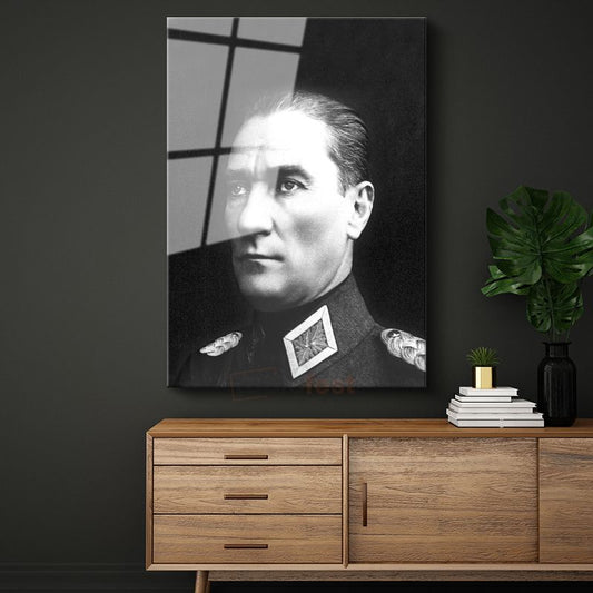 Siyah Fonda Atatürk - Askeri Üniforma Portresi Cam Tablo