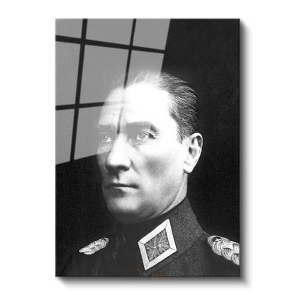 Siyah Fonda Atatürk - Askeri Üniforma Portresi Cam Tablo
