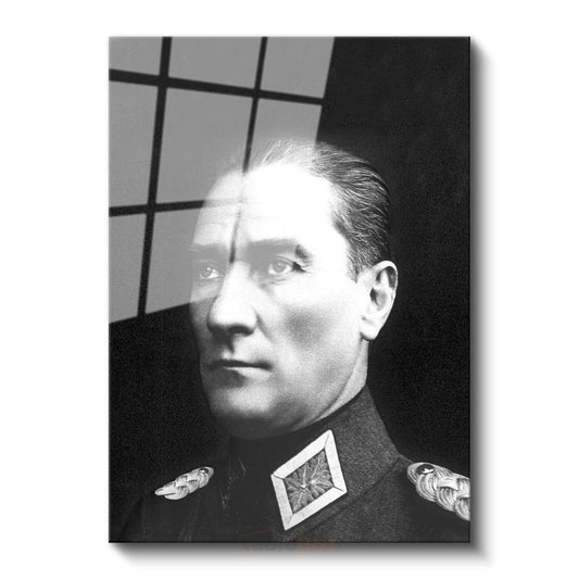 Siyah Fonda Atatürk - Askeri Üniforma Portresi Cam Tablo