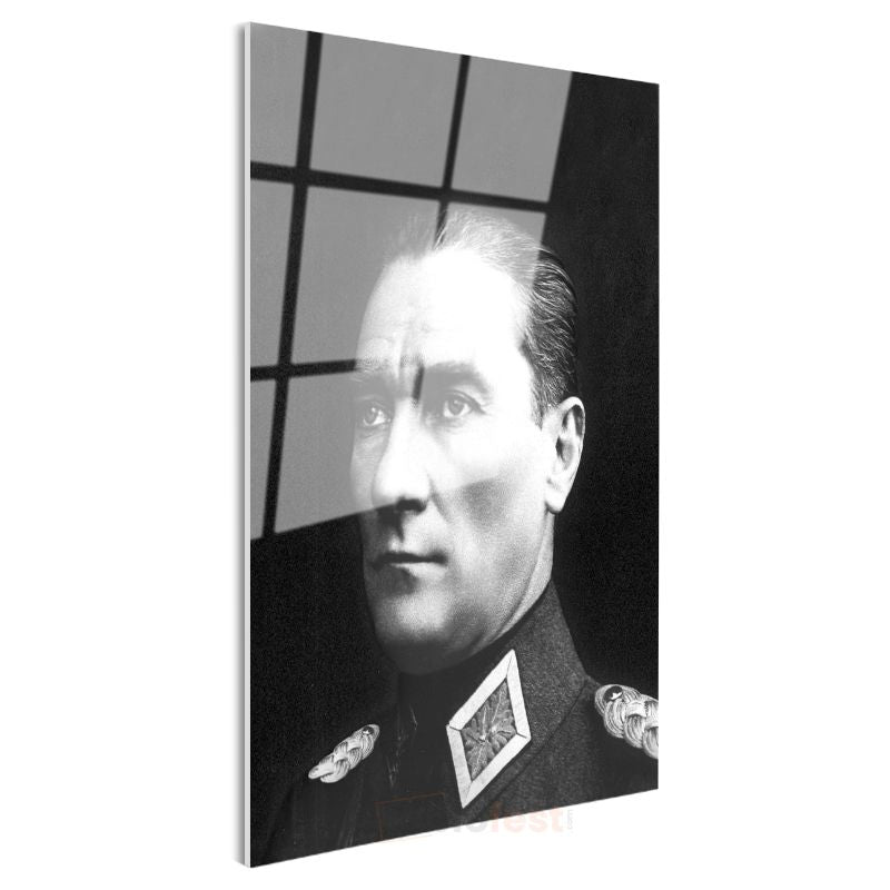 Siyah Fonda Atatürk - Askeri Üniforma Portresi Cam Tablo