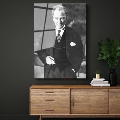 Takım Elbiseli Atatürk - Siyah Beyaz Klasik Portre Cam Tablo