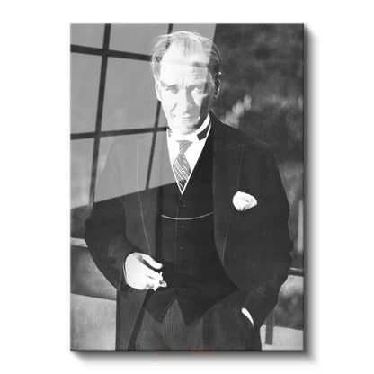 Takım Elbiseli Atatürk - Siyah Beyaz Klasik Portre Cam Tablo