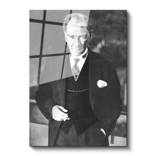 Takım Elbiseli Atatürk - Siyah Beyaz Klasik Portre Cam Tablo