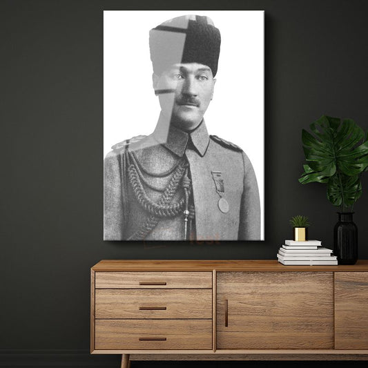 Genç Subay Atatürk - Kalpaklı Askeri Portre Cam Tablo
