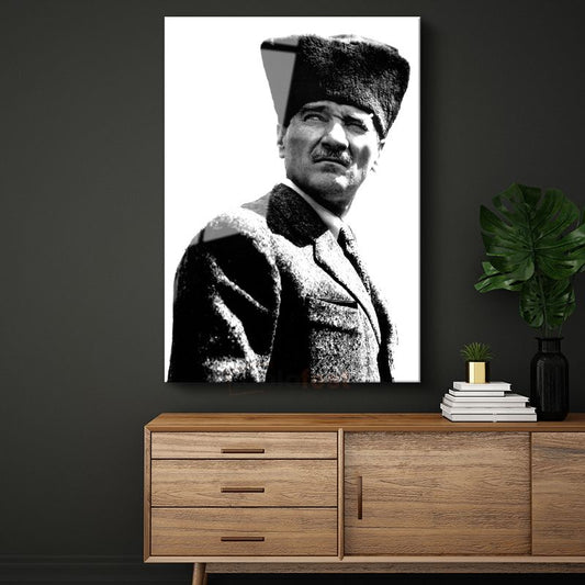 Kalpaklı Atatürk - Beyaz Fonda Portre Cam Tablo