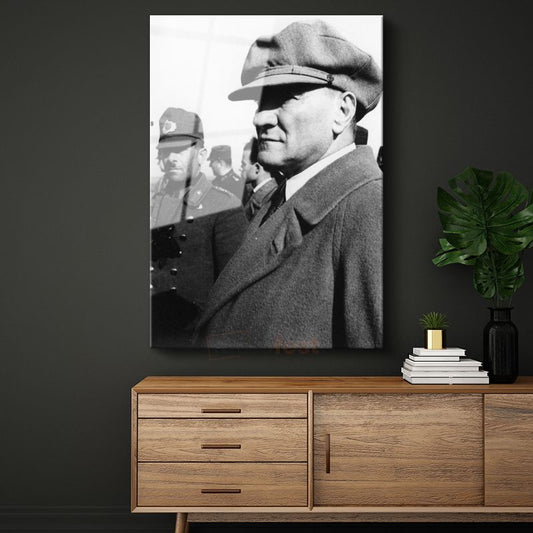 Kasketli Atatürk - Palto ve Profil Cam Tablo