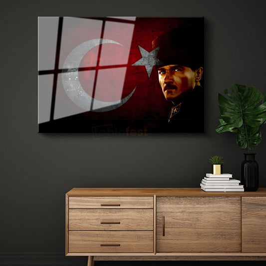 Kalpaklı Atatürk - Kırmızı Siyah Bayrak Fonlu Cam Tablo