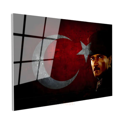 Kalpaklı Atatürk - Kırmızı Siyah Bayrak Fonlu Cam Tablo