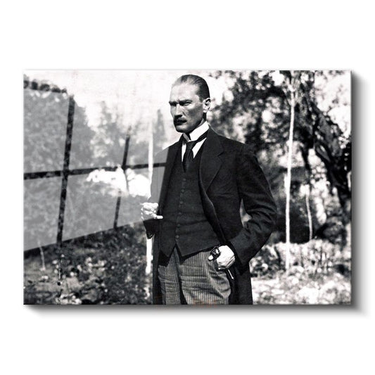 Bahçede Atatürk - Siyah Beyaz Klasik Portre Cam Tablo