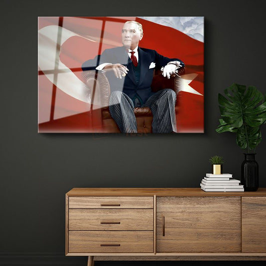 Koltukta Atatürk - Bayrak Fonlu Resmi Portre Cam Tablo