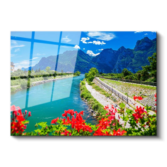 Dağ Nehri - Turkuaz Sular ve Kırmızı Çiçeklerle Çevrili Vadi Cam Tablo