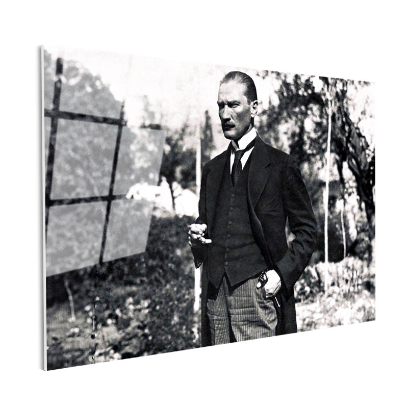 Tamperli Gerçek Cam Tablo Atatürk Bahçede Bastonlu Duruş Atatürk Tablosu Duvar Dekoru