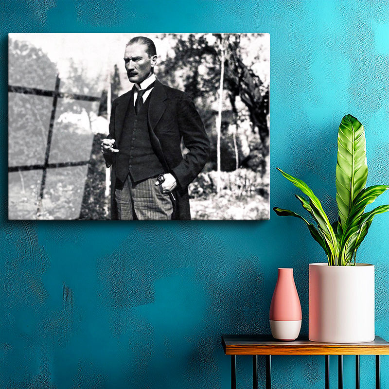Tamperli Gerçek Cam Tablo Atatürk Bahçede Bastonlu Duruş Atatürk Tablosu Duvar Dekoru