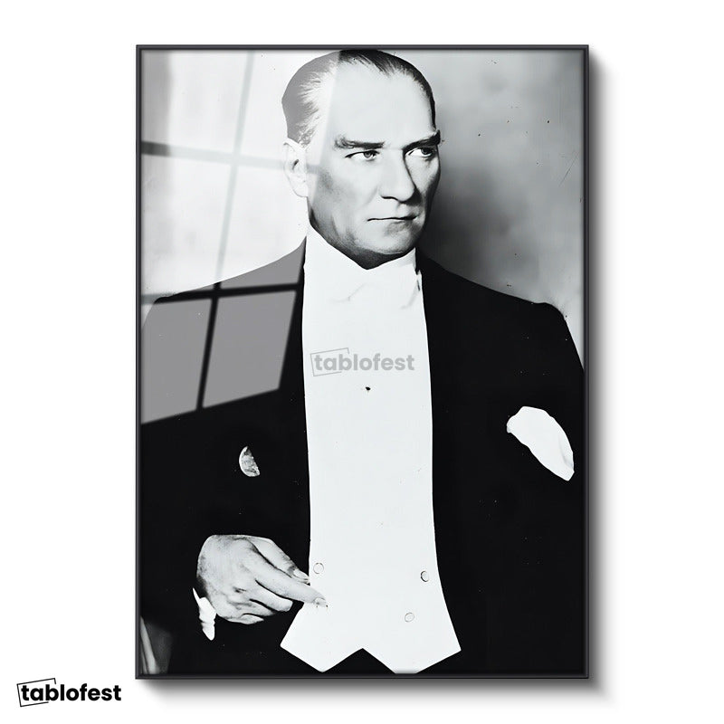 Siyah Renk Metal Çerçeveli Tamperli Cam Tablo Atatürk Frak Giyim Atatürk Tablosu Duvar Dekoru