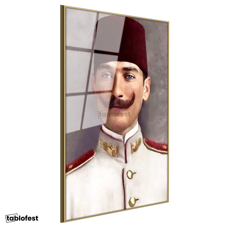 Altın Renk Metal Çerçeveli Tamperli Cam Tablo Atatürk Fesli Gençlik Atatürk Tablosu Duvar Dekoru