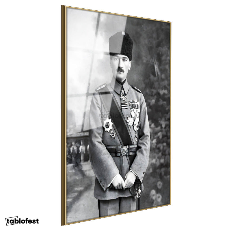 Altın Renk Metal Çerçeveli Tamperli Cam Tablo Atatürk Madalyalı Mareşal Atatürk Tablosu Duvar Dekoru