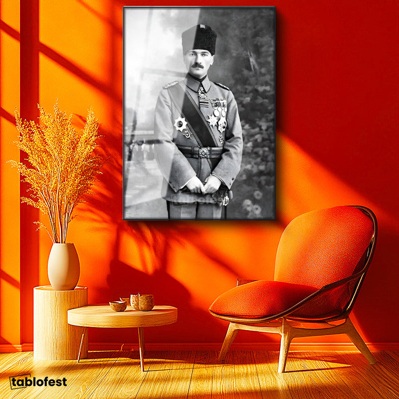 Siyah Renk Metal Çerçeveli Tamperli Cam Tablo Atatürk Madalyalı Mareşal Atatürk Tablosu Duvar Dekoru