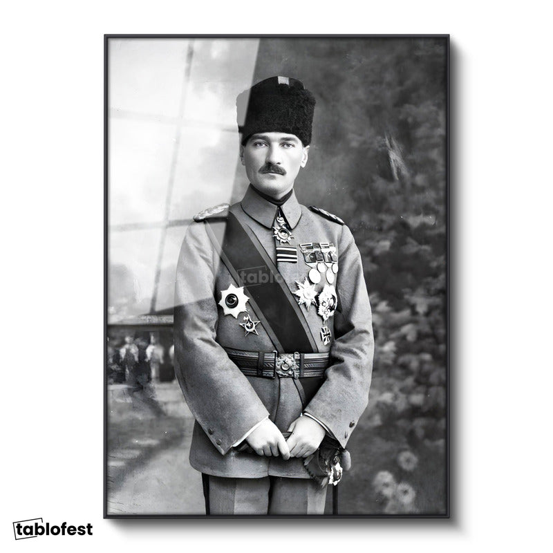 Siyah Renk Metal Çerçeveli Tamperli Cam Tablo Atatürk Madalyalı Mareşal Atatürk Tablosu Duvar Dekoru