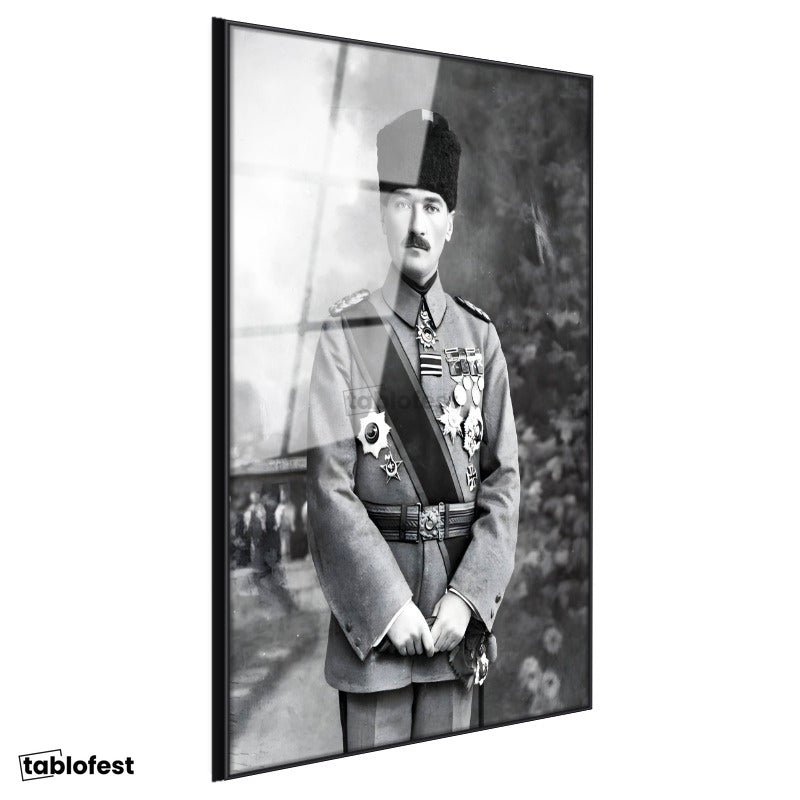 Siyah Renk Metal Çerçeveli Tamperli Cam Tablo Atatürk Madalyalı Mareşal Atatürk Tablosu Duvar Dekoru