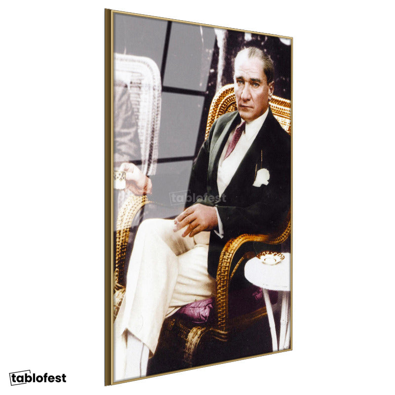 Altın Renk Metal Çerçeveli Tamperli Cam Tablo Atatürk Hasır Koltuk Atatürk Tablosu Duvar Dekoru