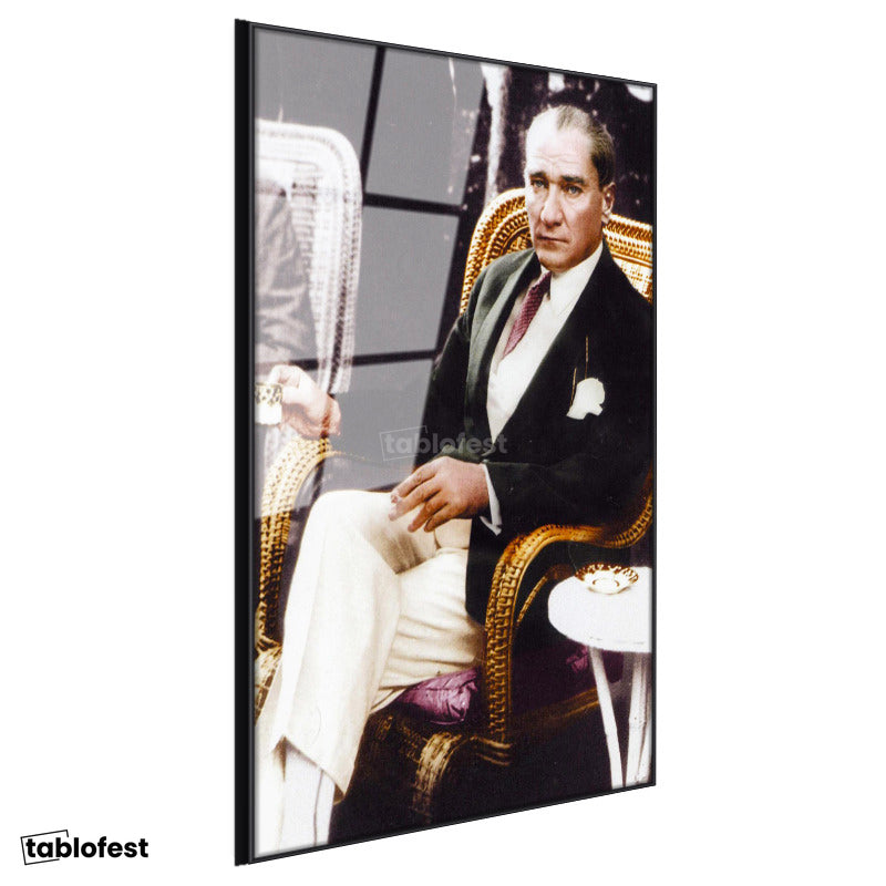 Siyah Renk Metal Çerçeveli Tamperli Cam Tablo Atatürk Hasır Koltuk Atatürk Tablosu Duvar Dekoru