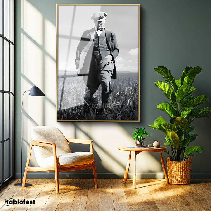 Altın Renk Metal Çerçeveli Tamperli Cam Tablo Atatürk Kasketli Tarla Pozu Atatürk Tablosu Duvar Dekoru