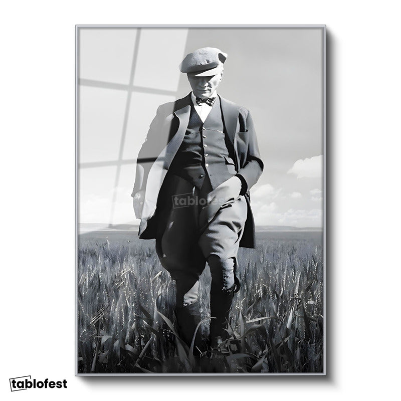 Gümüş Renk Metal Çerçeveli Tamperli Cam Tablo Atatürk Kasketli Tarla Pozu Atatürk Tablosu Duvar Dekoru