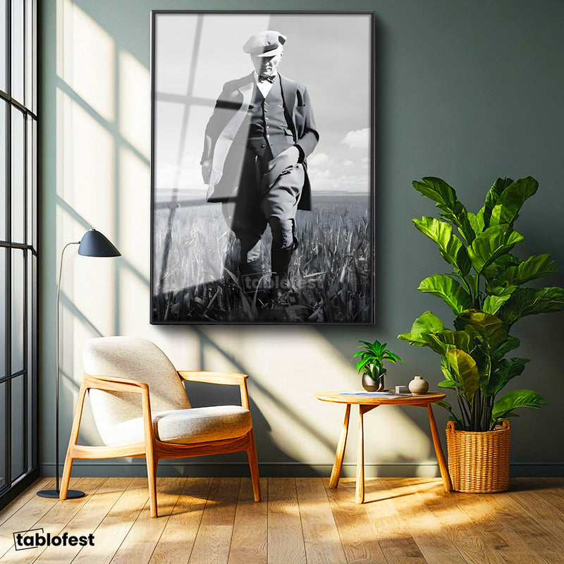 Siyah Renk Metal Çerçeveli Tamperli Cam Tablo Atatürk Kasketli Tarla Pozu Atatürk Tablosu Duvar Dekoru