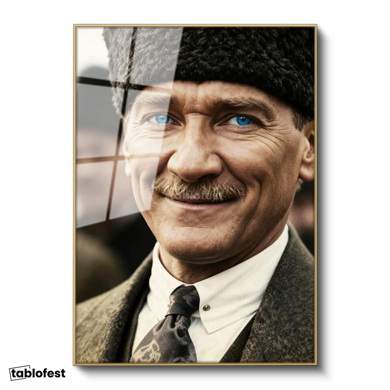 Altın Renk Metal Çerçeveli Tamperli Cam Tablo Atatürk Kalpaklı Gülümseyen Yüz Atatürk Tablosu Duvar Dekoru