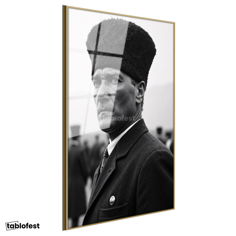 Altın Renk Metal Çerçeveli Tamperli Cam Tablo Atatürk Kalpaklı Cephe Bakış Atatürk Tablosu Duvar Dekoru