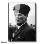 Siyah Renk Metal Çerçeveli Tamperli Cam Tablo Atatürk Kalpaklı Cephe Bakış Atatürk Tablosu Duvar Dekoru