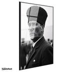 Siyah Renk Metal Çerçeveli Tamperli Cam Tablo Atatürk Kalpaklı Cephe Bakış Atatürk Tablosu Duvar Dekoru