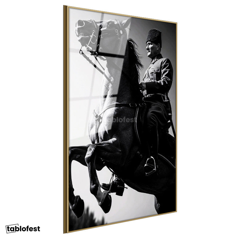 Altın Renk Metal Çerçeveli Tamperli Cam Tablo Atatürk Üniformalı Şahlanan At Atatürk Tablosu Duvar Dekoru