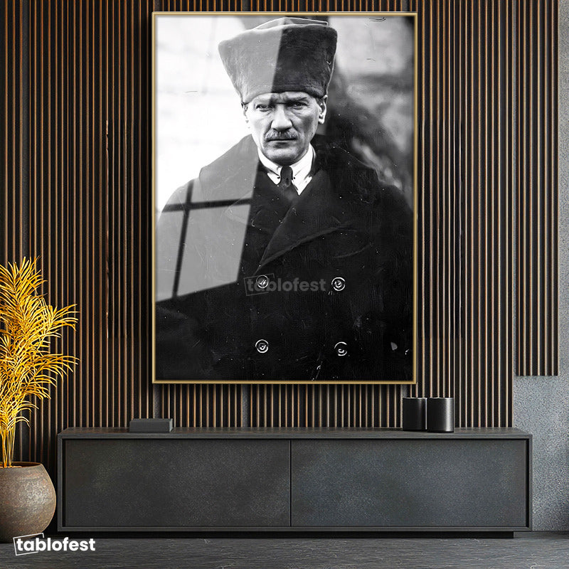Altın Renk Metal Çerçeveli Tamperli Cam Tablo Atatürk Kalpaklı Kürklü Palto Kışlık Atatürk Tablosu Duvar Dekoru