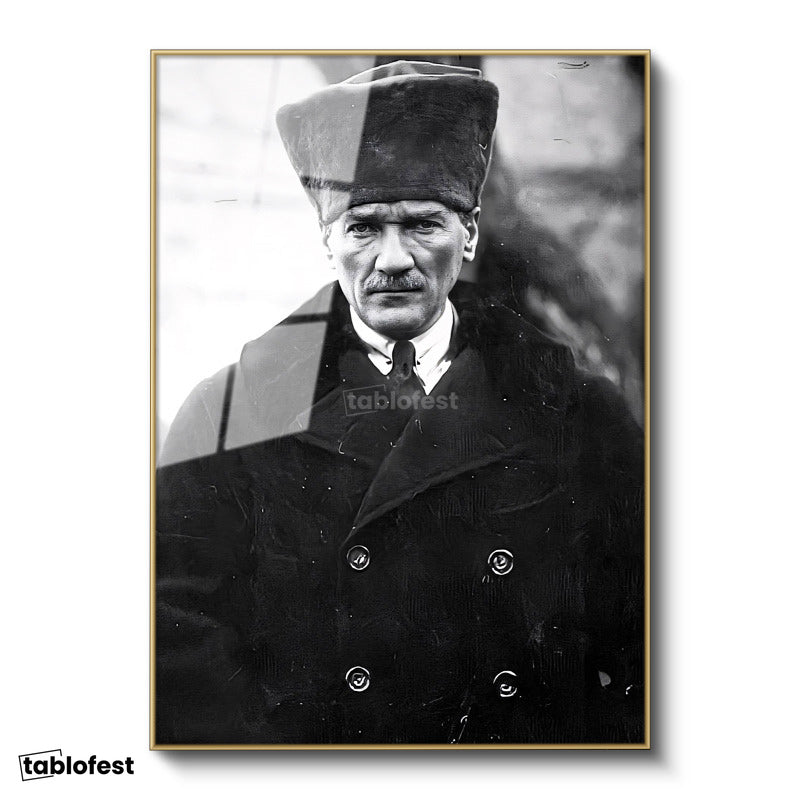 Altın Renk Metal Çerçeveli Tamperli Cam Tablo Atatürk Kalpaklı Kürklü Palto Kışlık Atatürk Tablosu Duvar Dekoru