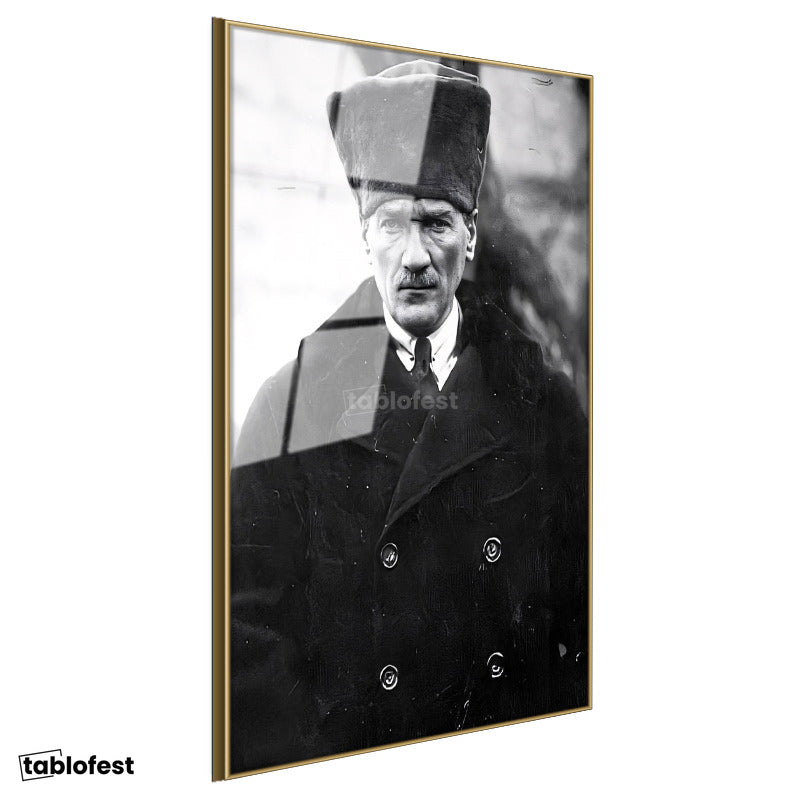 Altın Renk Metal Çerçeveli Tamperli Cam Tablo Atatürk Kalpaklı Kürklü Palto Kışlık Atatürk Tablosu Duvar Dekoru