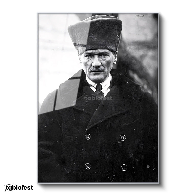Gümüş Renk Metal Çerçeveli Tamperli Cam Tablo Atatürk Kalpaklı Kürklü Palto Kışlık Atatürk Tablosu Duvar Dekoru