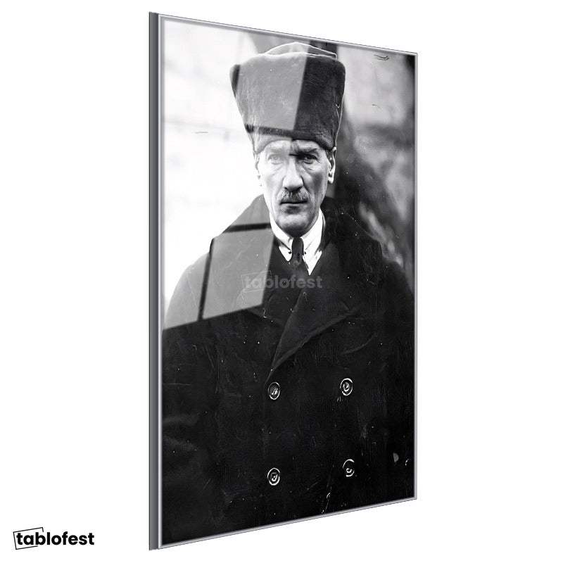 Gümüş Renk Metal Çerçeveli Tamperli Cam Tablo Atatürk Kalpaklı Kürklü Palto Kışlık Atatürk Tablosu Duvar Dekoru