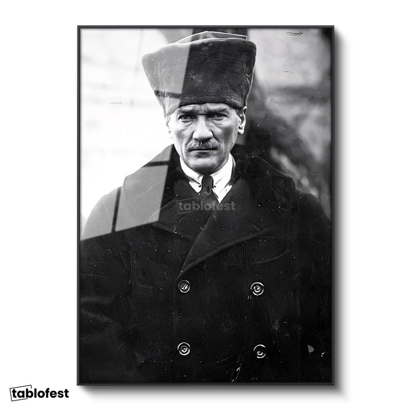 Siyah Renk Metal Çerçeveli Tamperli Cam Tablo Atatürk Kalpaklı Kürklü Palto Kışlık Atatürk Tablosu Duvar Dekoru