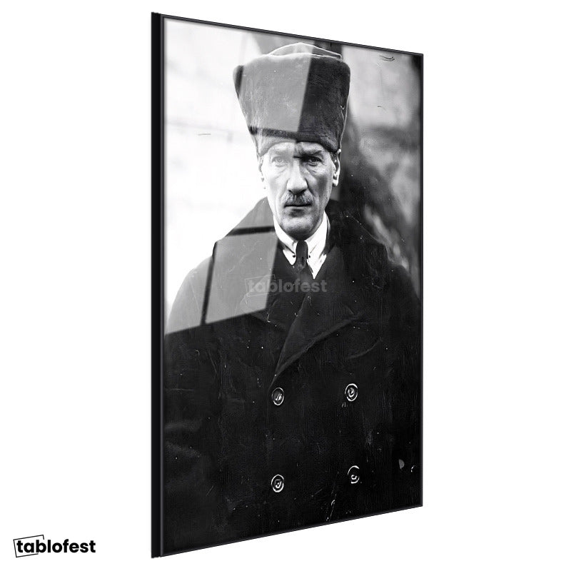Siyah Renk Metal Çerçeveli Tamperli Cam Tablo Atatürk Kalpaklı Kürklü Palto Kışlık Atatürk Tablosu Duvar Dekoru