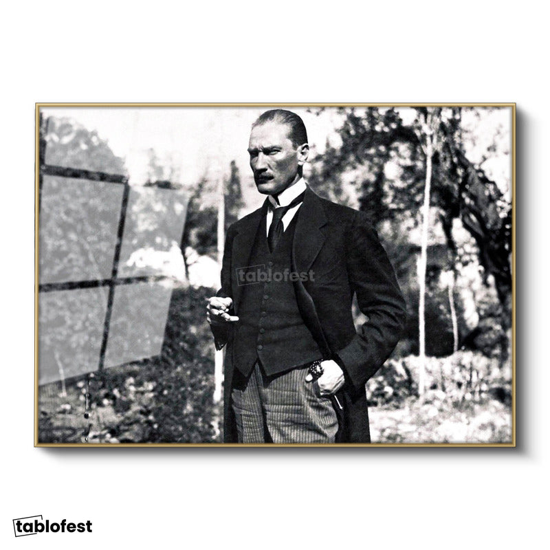 Altın Renk Metal Çerçeveli Tamperli Cam Tablo Atatürk Bahçede Bastonlu Duruş Atatürk Tablosu Duvar Dekoru
