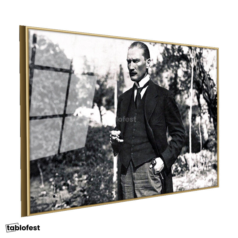 Altın Renk Metal Çerçeveli Tamperli Cam Tablo Atatürk Bahçede Bastonlu Duruş Atatürk Tablosu Duvar Dekoru