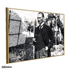 Altın Renk Metal Çerçeveli Tamperli Cam Tablo Atatürk Bahçede Bastonlu Duruş Atatürk Tablosu Duvar Dekoru