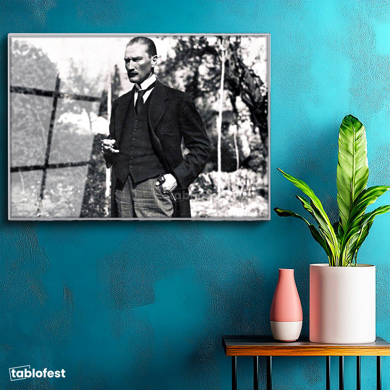 Gümüş Renk Metal Çerçeveli Tamperli Cam Tablo Atatürk Bahçede Bastonlu Duruş Atatürk Tablosu Duvar Dekoru