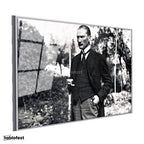 Gümüş Renk Metal Çerçeveli Tamperli Cam Tablo Atatürk Bahçede Bastonlu Duruş Atatürk Tablosu Duvar Dekoru