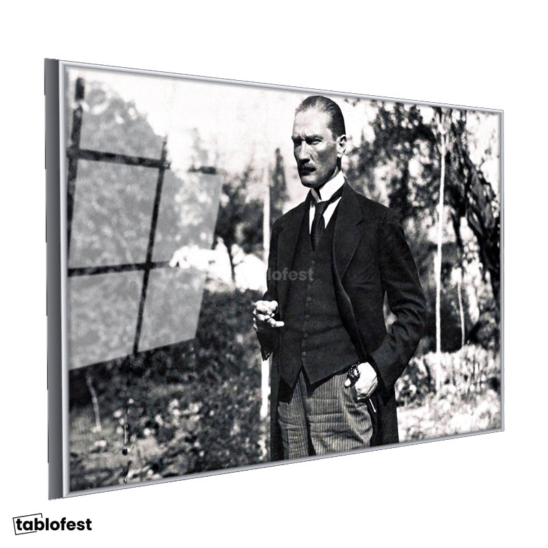 Gümüş Renk Metal Çerçeveli Tamperli Cam Tablo Atatürk Bahçede Bastonlu Duruş Atatürk Tablosu Duvar Dekoru