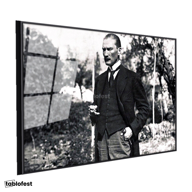 Siyah Renk Metal Çerçeveli Tamperli Cam Tablo Atatürk Bahçede Bastonlu Duruş Atatürk Tablosu Duvar Dekoru