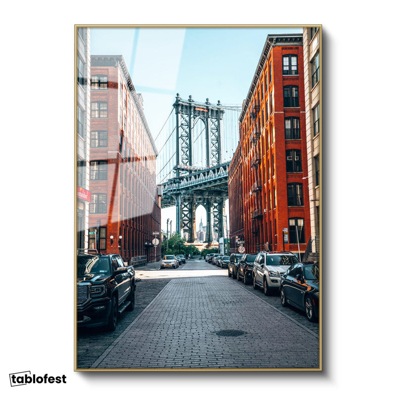 Altın Renk Metal Çerçeveli Tamperli Cam Tablo New York Köprüsü ve Tuğla Binalar Şehir Mimari Tablo Duvar Dekoru