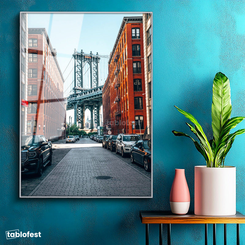 Gümüş Renk Metal Çerçeveli Tamperli Cam Tablo New York Köprüsü ve Tuğla Binalar Şehir Mimari Tablo Duvar Dekoru